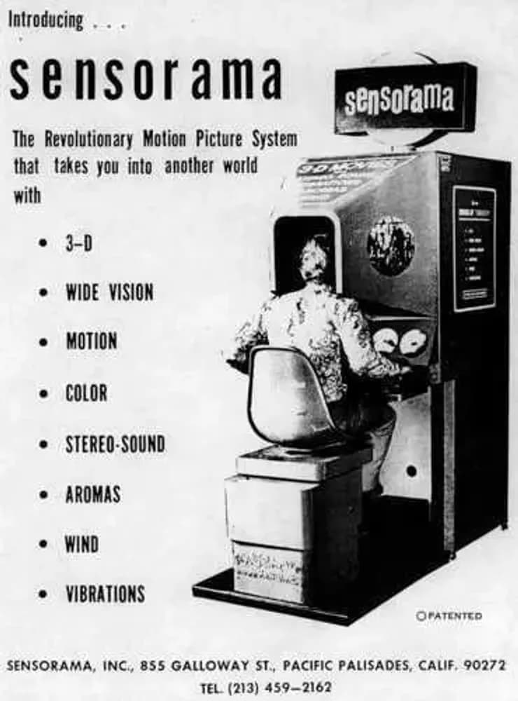 Affiche promotionnelle d'époque du Sensorama : un utilisateur assis dans la cabine, et la liste des sensations promises : 3-D, vision large, mouvement, couleur, son stéréo, odeurs, vent, vibrations