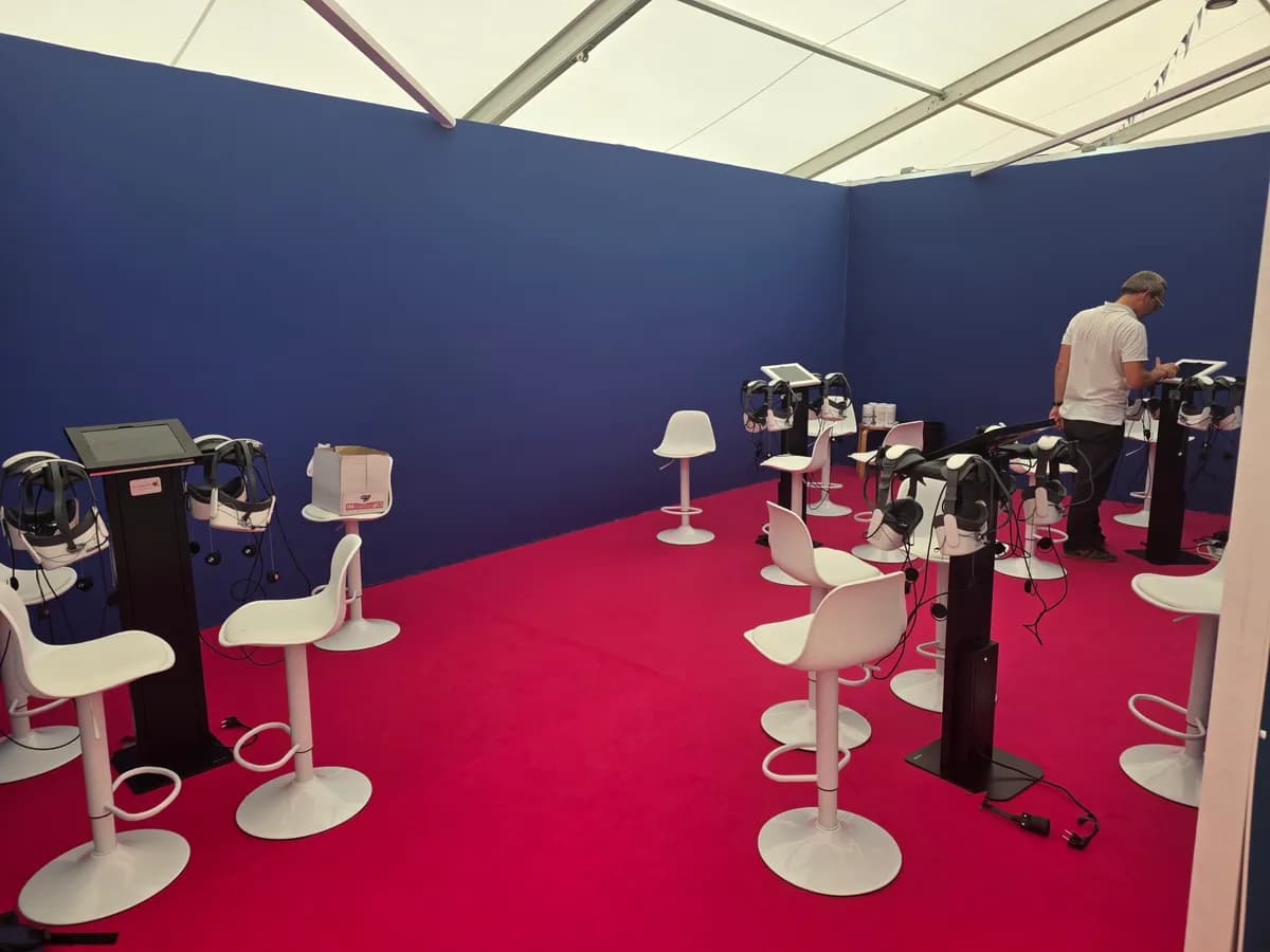 Espace de visites en réalité virtuelle équipé de bornes autonomes easykiosk360 aux 60 ans de Cooperl
