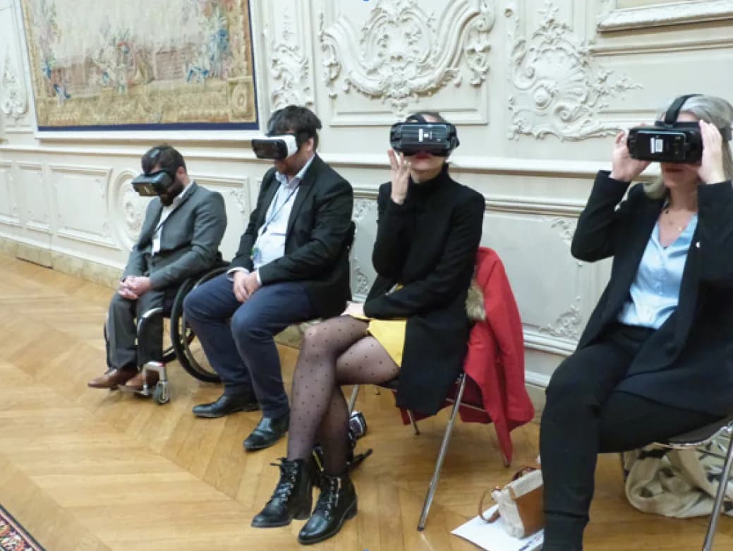 Députés et personnels de l'Assemblée nationale testant les lunettes immersives IRVA dans un salon du Palais Bourbon