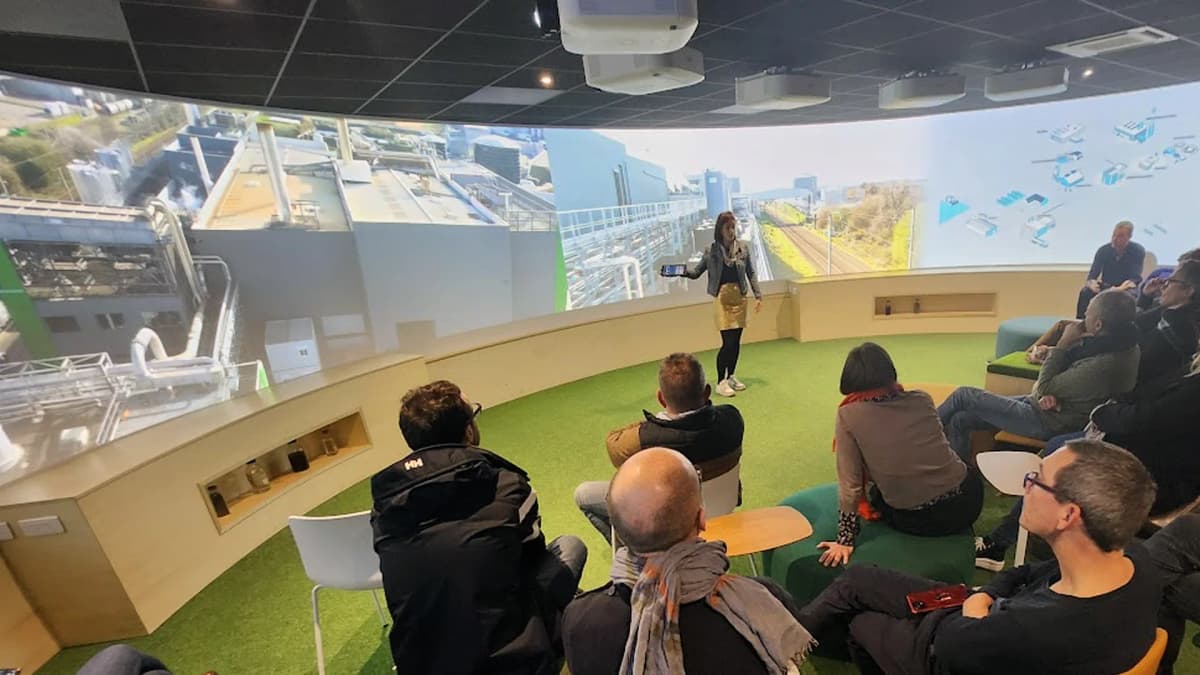 Showroom immersif avec écran courbe pour événements d'entreprise