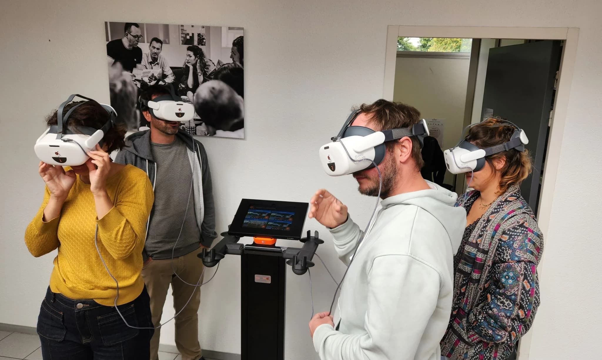Quatre visiteurs équipés de casques VR autour de la borne au SPACE Rennes