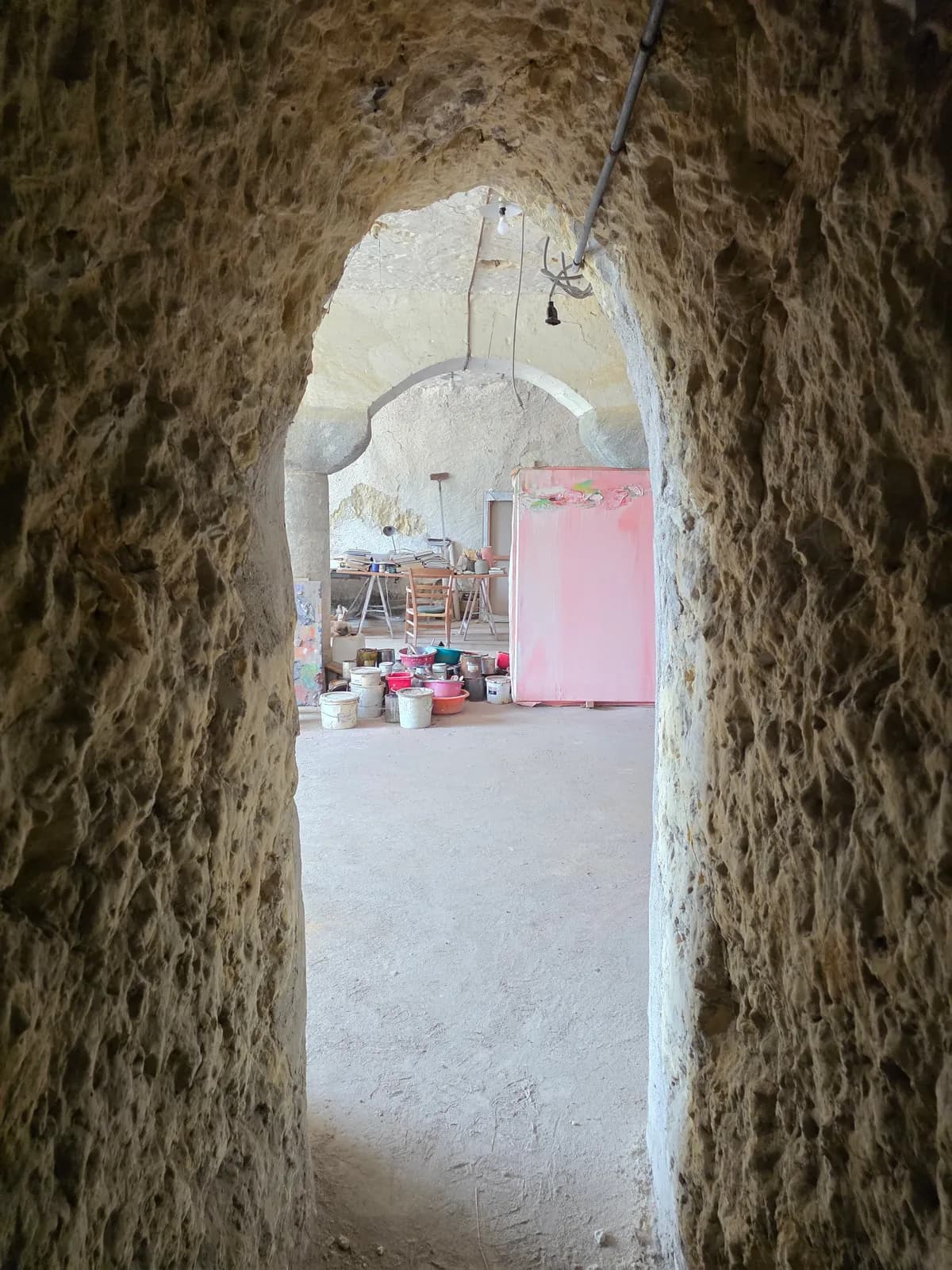 Entrée de l'atelier troglodyte d'Olivier Debré à Vernou