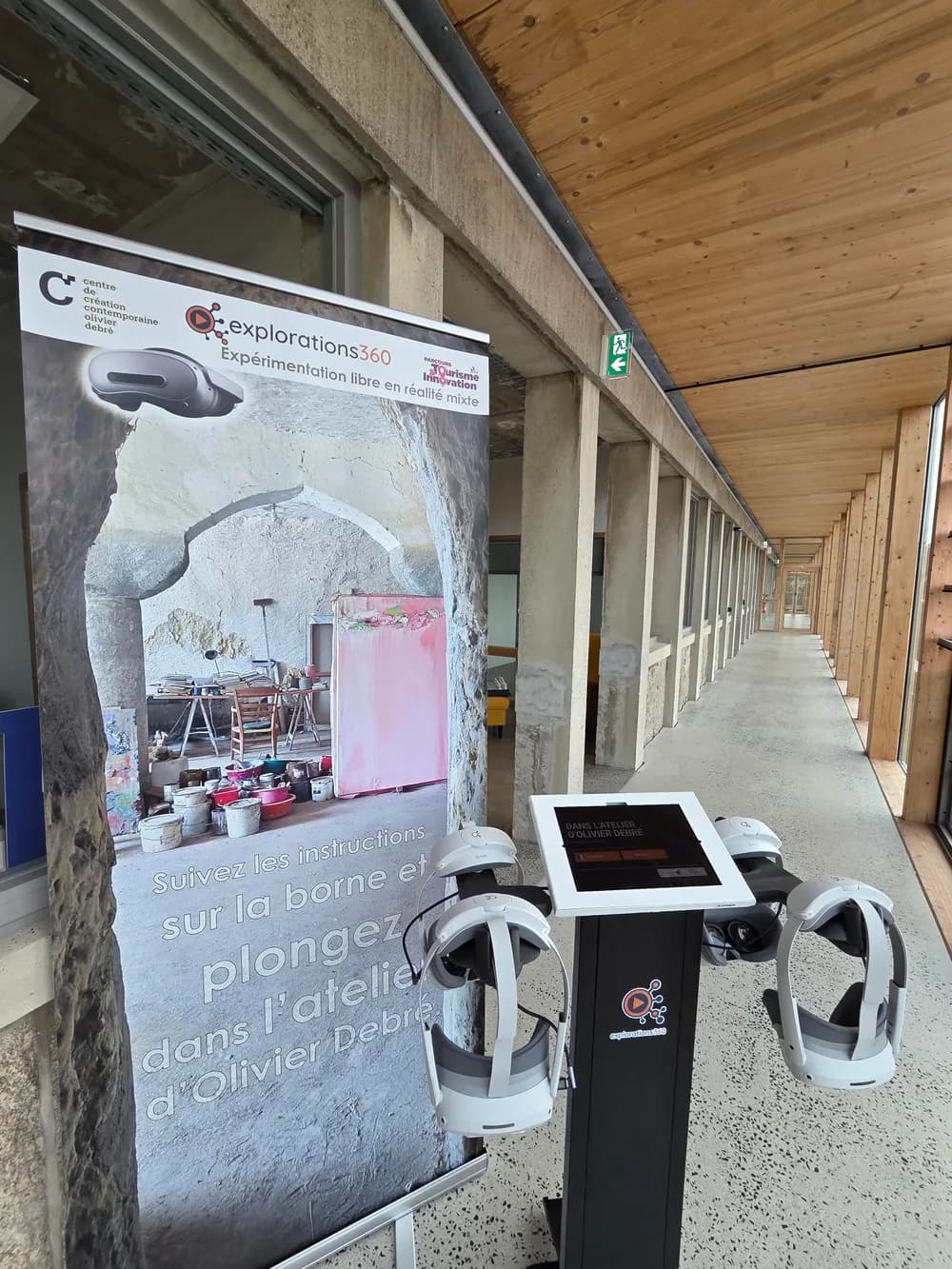 Le dispositif installé au CCC OD : roll-up d'accueil, borne tactile et casques VR