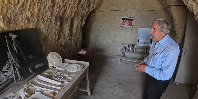 Patrice Debré présentant les maquettes de sculptures de son père