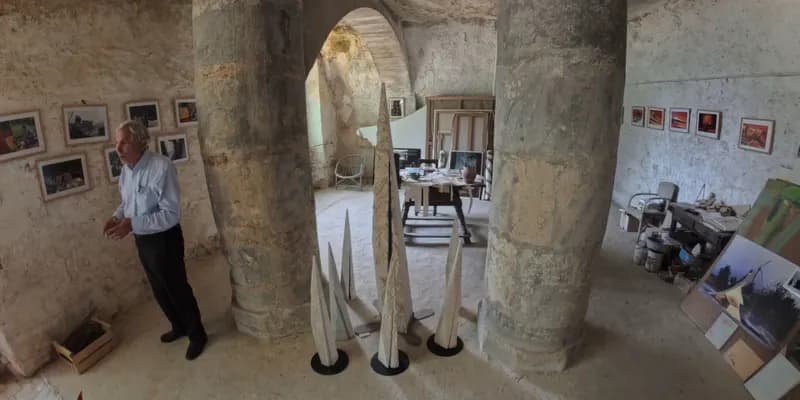L'atelier des Madères, ses piliers de tuffeau et les sculptures posées au sol