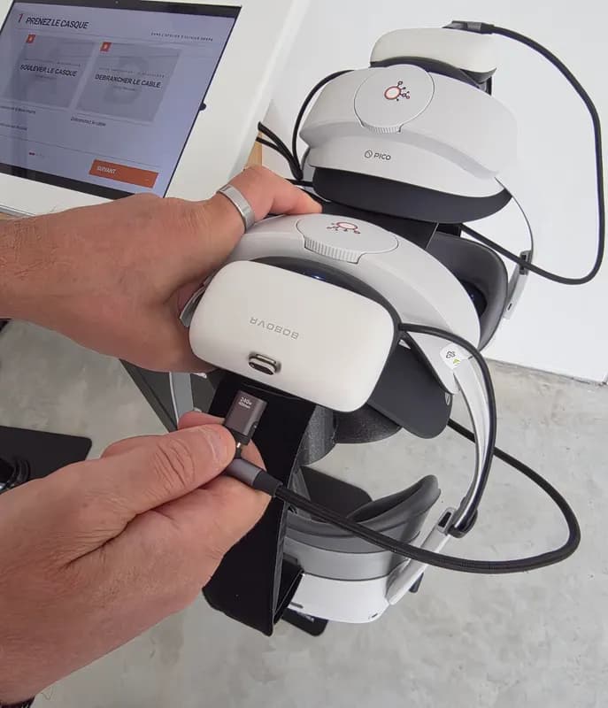 Consigne 1 : débrancher le casque de son support magnétique et le prendre en main