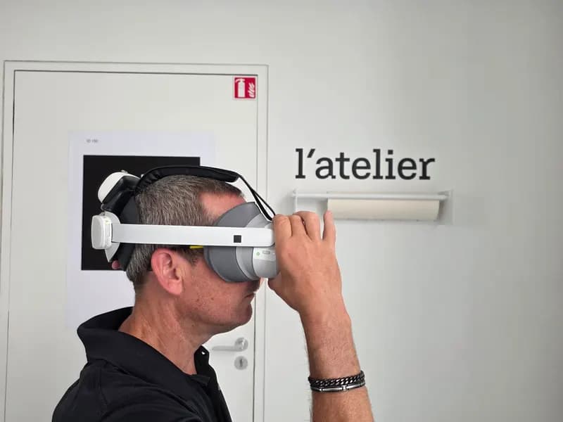 Consigne 3 : rabattre la sangle arrière derrière la tête