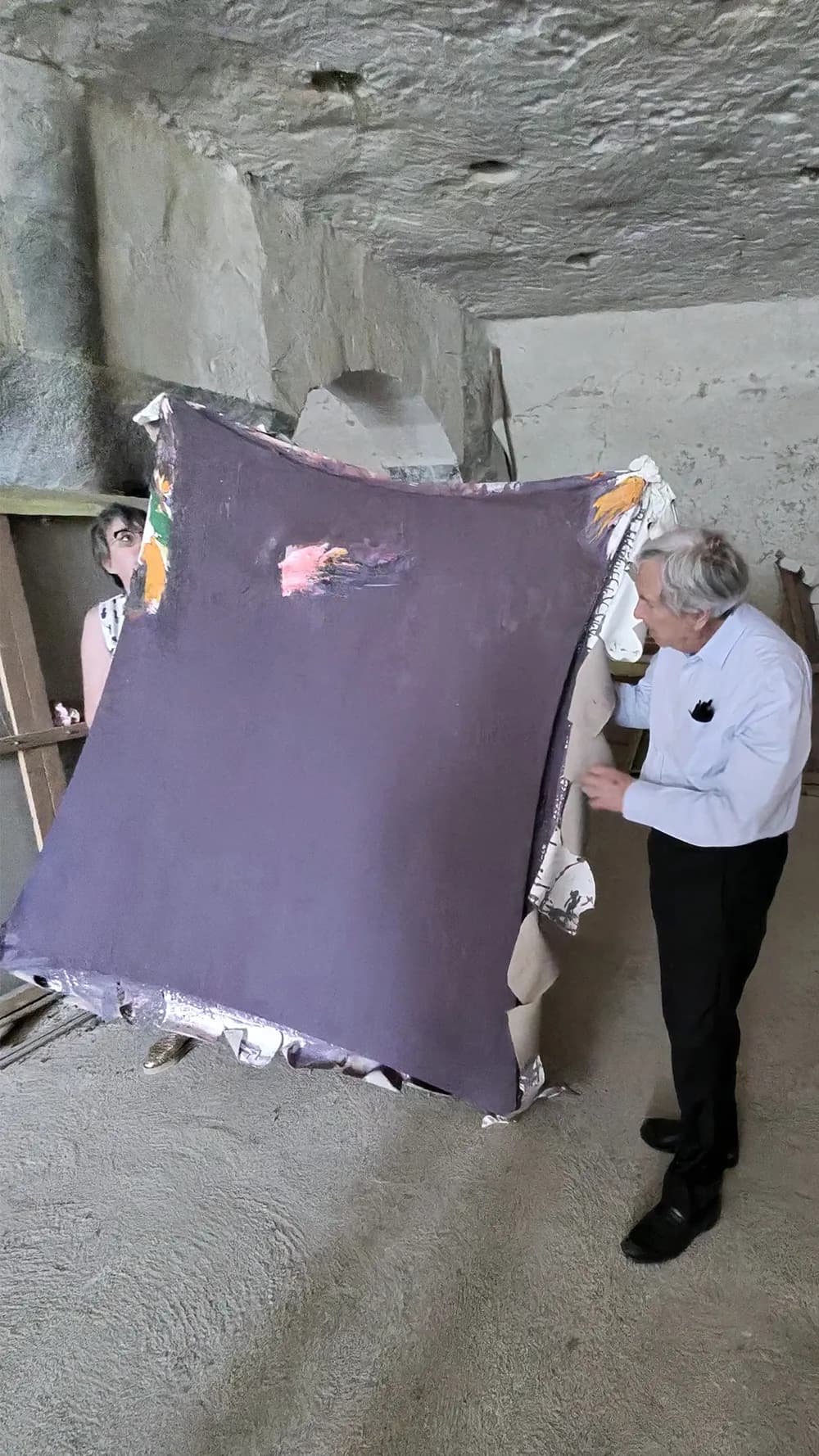 Patrice Olivier Debré présentant une toile dans l'atelier