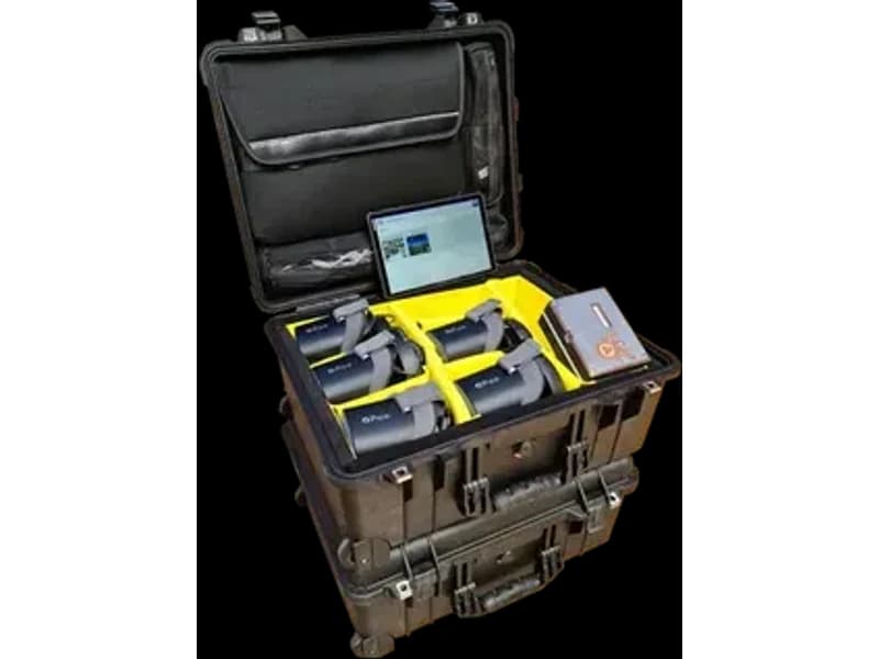 Valise easybox360 ouverte : quatre casques VR rangés dans leur mousse, tablette de pilotage et boîtier réseau