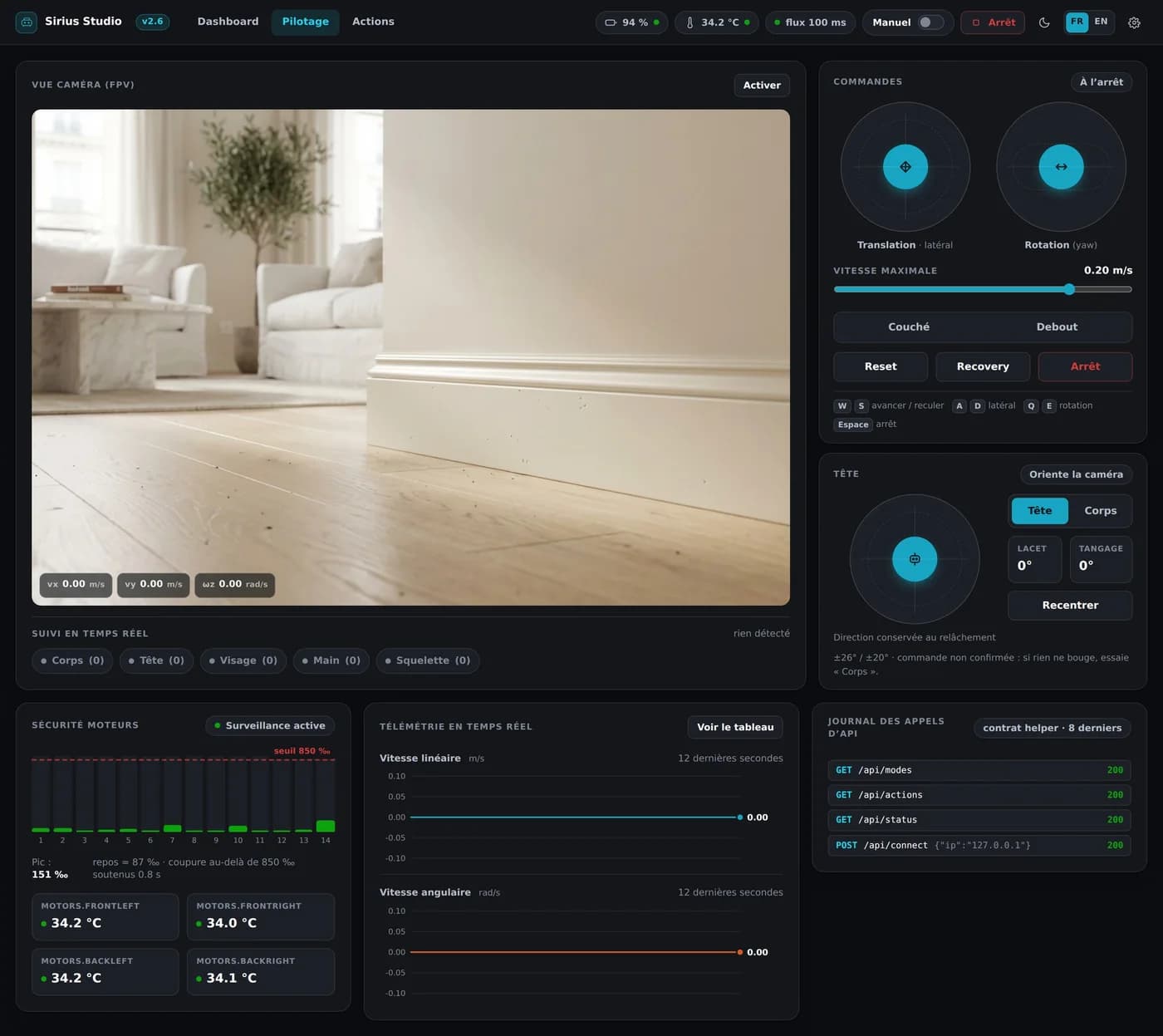 Le poste de pilotage de Sirius Studio : une vue au ras du sol à gauche, deux joysticks de déplacement, un joystick de tête, la sécurité moteurs et le journal des appels d'API