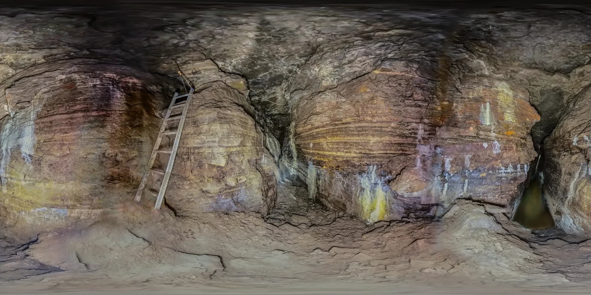 Prise de vue équirectangulaire brute d'une galerie de la Caverne de Saint-Léonard, avec une échelle appuyée contre la paroi