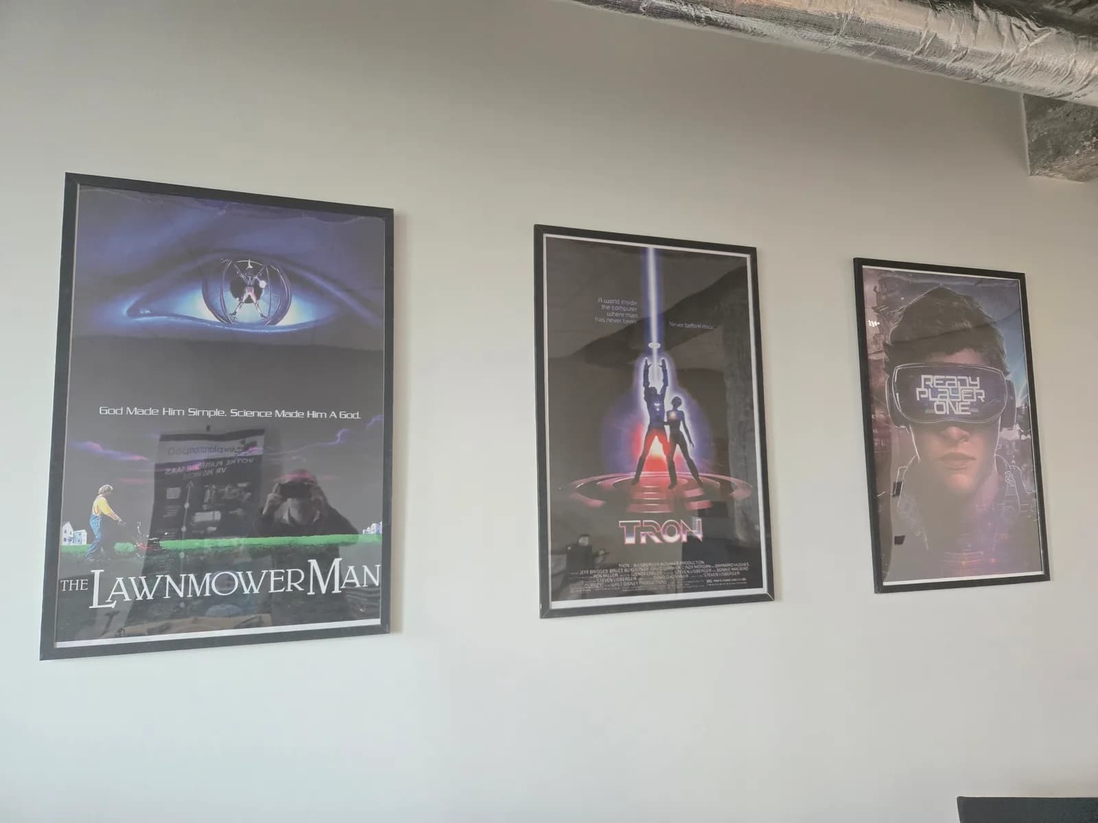 Affiches cultes de la VR au studio explorations360 : Le Cobaye, Tron et Ready Player One