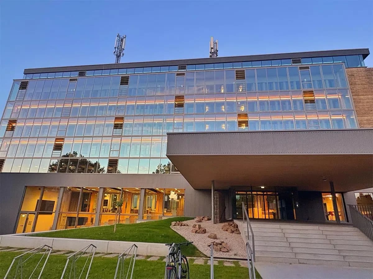 Le Totem Baie de Saint-Brieuc, tiers-lieu dédié à l'innovation, façade de verre au crépuscule