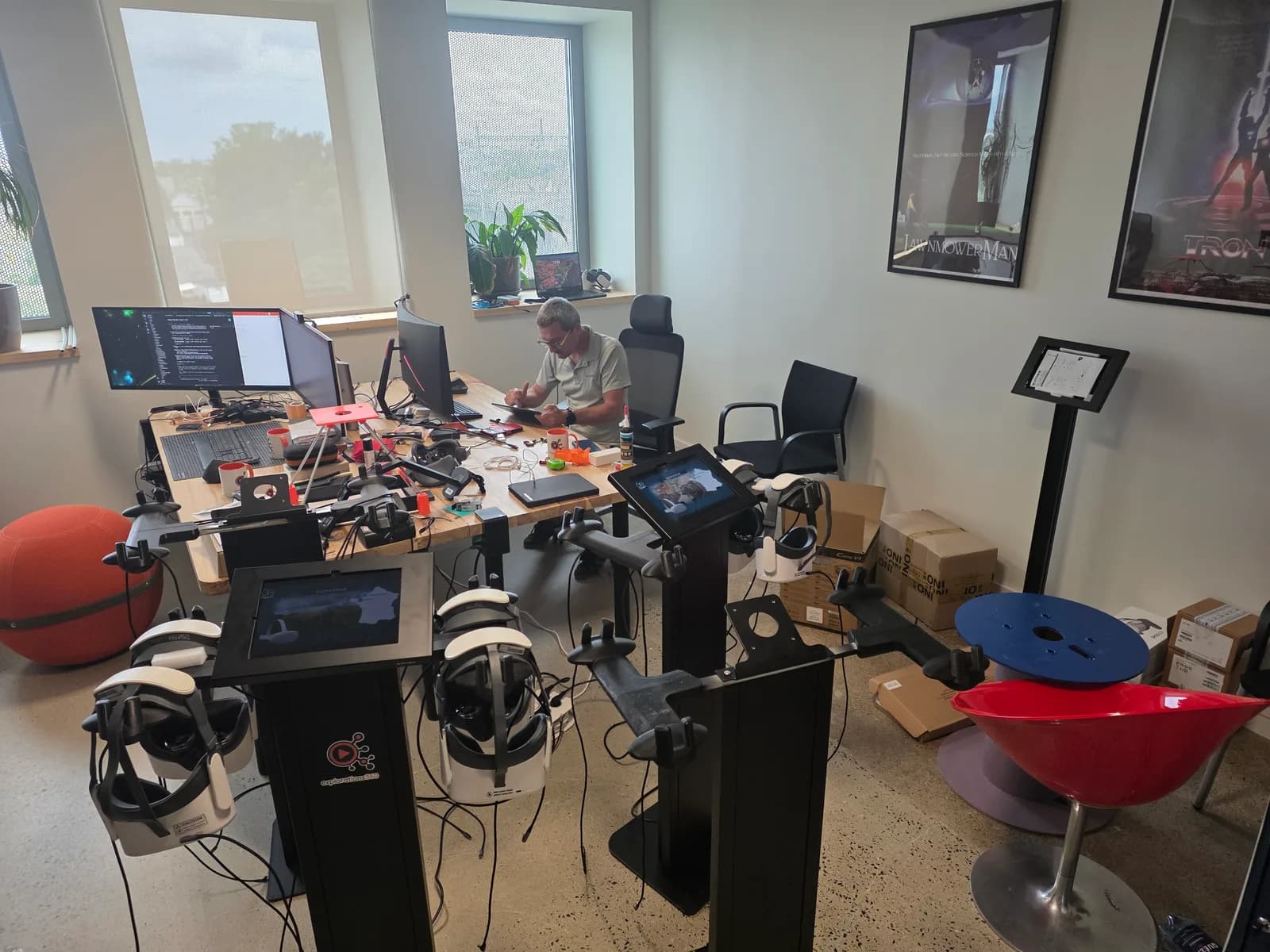 Le studio explorations360 au 4e étage du Totem : postes de travail, casques VR sur bornes et affiches cultes