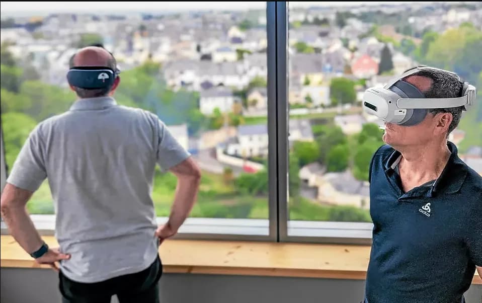 Philippe Carrez et Roland Toullec, fondateurs d'explorations360, testant des casques de réalité virtuelle face à une baie vitrée à Pléneuf-Val-André