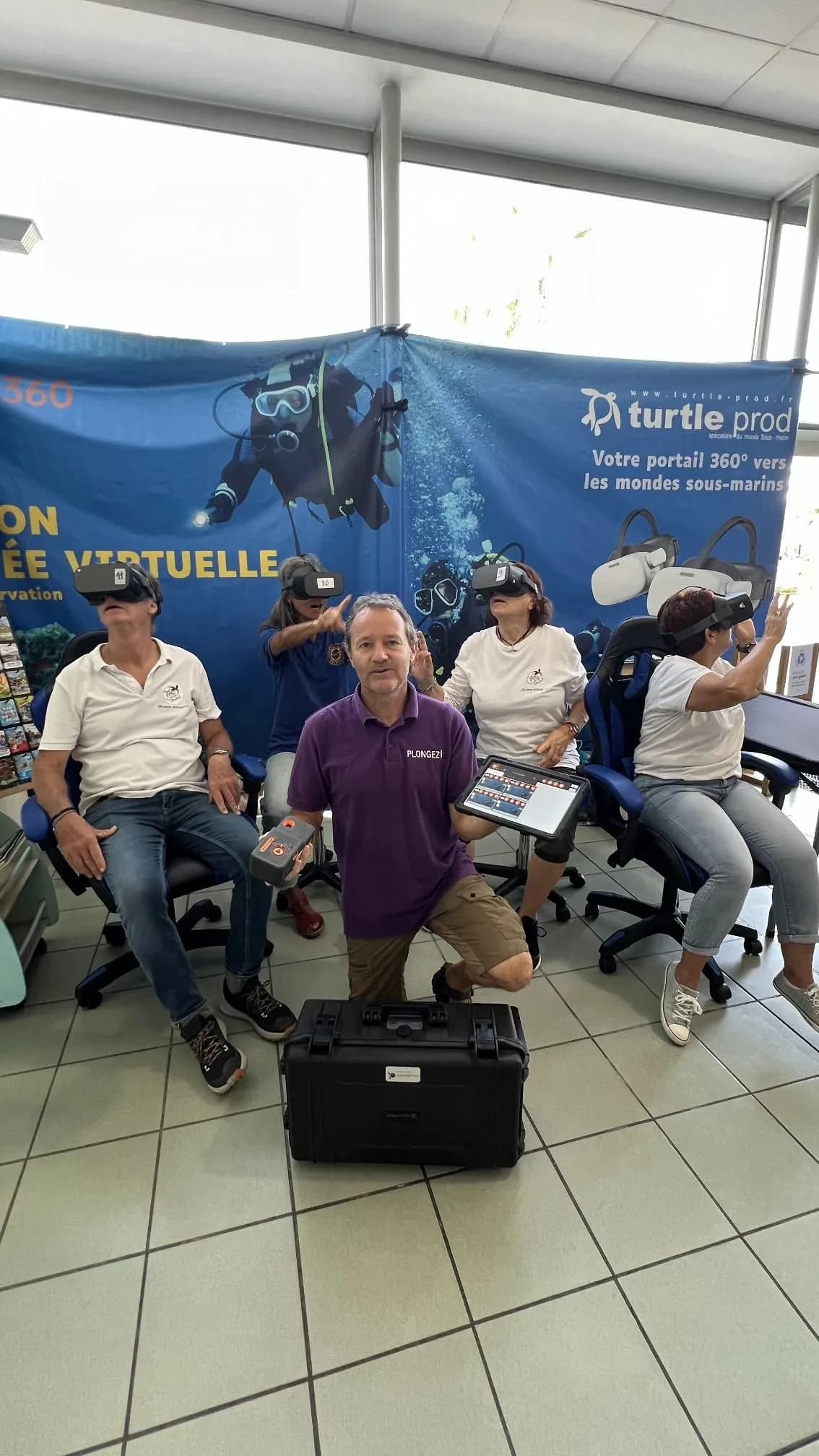 Visiteurs découvrant les fonds marins en VR