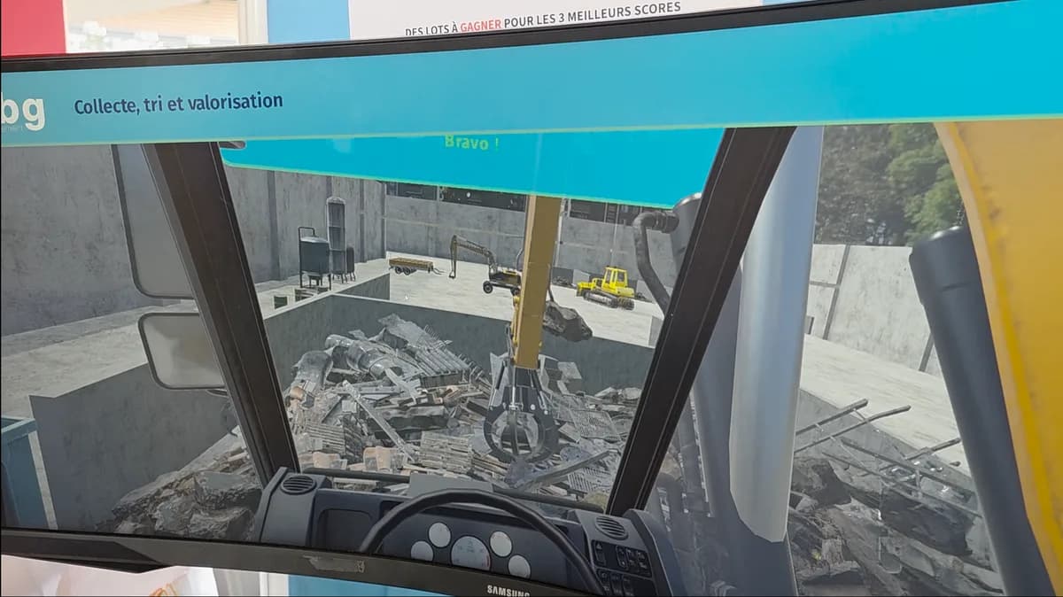 Vue in-game du simulateur de grappin de tri VR de BG Environnement : grappin au-dessus d'un tas de gravats, vue cabine