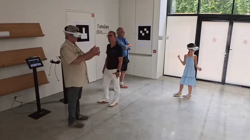 Un médiateur et des visiteurs pendant une séance