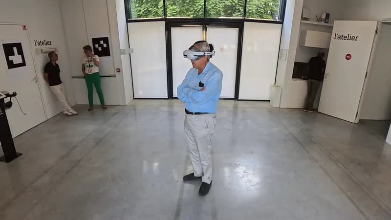 Patrice Debré, fils du peintre, casque sur la tête pendant l’expérience