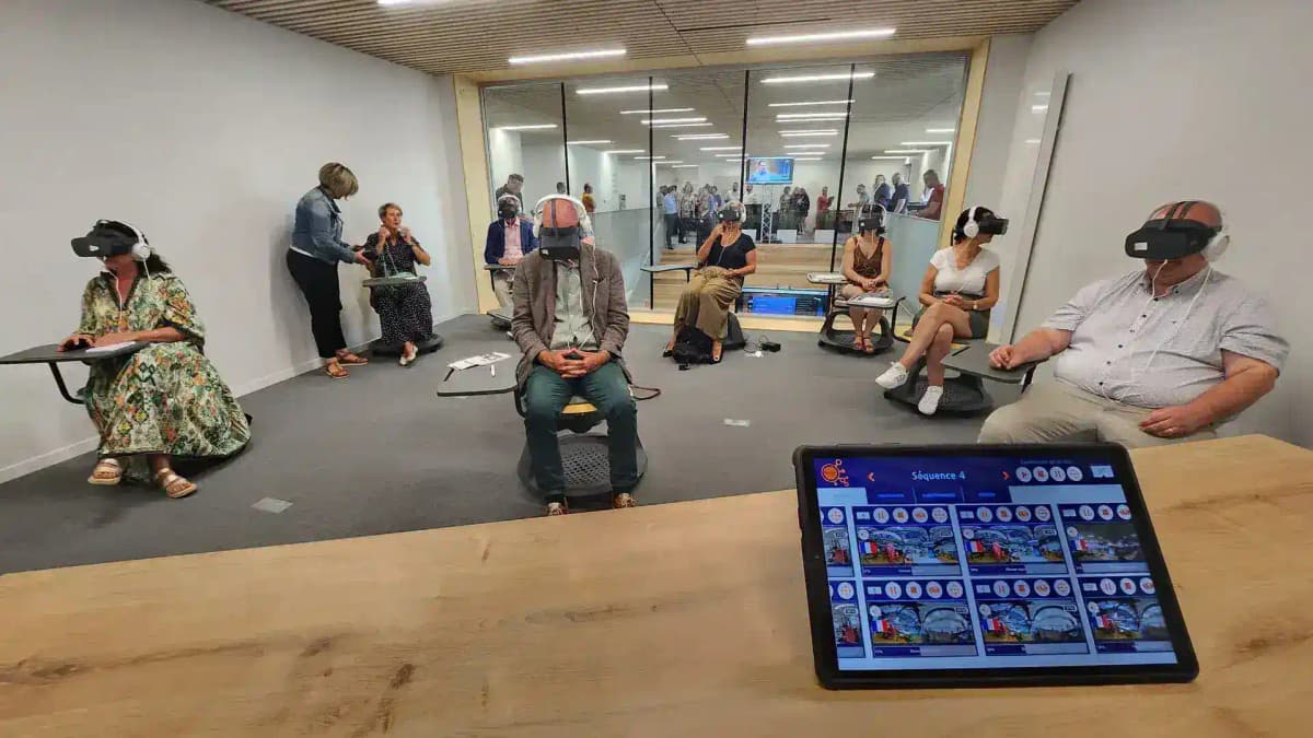 Session VR immersive avec public captivé et pilotage sur tablette