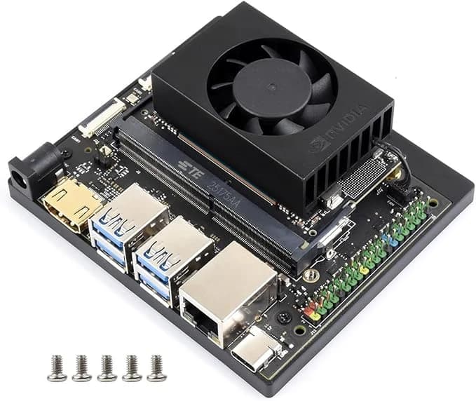 La carte NVIDIA Jetson Orin Nano Super vue de trois quarts : dissipateur et ventilateur sur le module de calcul, ports USB, HDMI et réseau sur le bord avant, connecteur d'alimentation à gauche