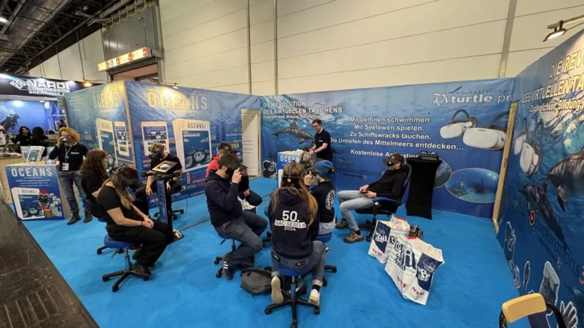 Visiteurs en casques VR sur le stand OCEANS au Boot Düsseldorf 2026