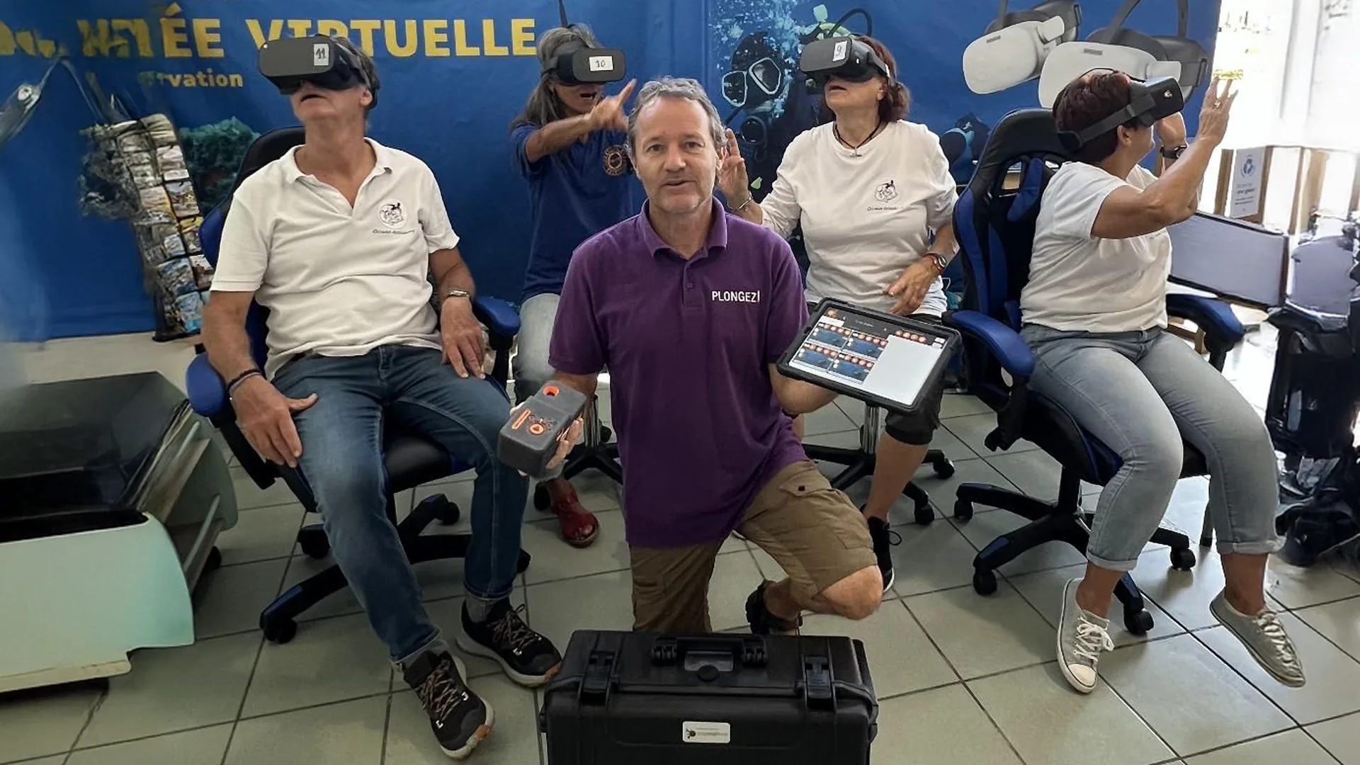 Session de plongée virtuelle en casques, valise easybox360 au premier plan